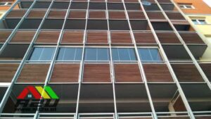 Bezramowy System A2U jest innowacyjnym całoszklanym systemem przesuwnym, zbudowany jest z indywidualnych paneli szklanych bez widocznych w pionie profili aluminiowych. Jest systemem modularnym dla zabudowy balkonów, tarasów, oraz wewnętrznych przegród. Został zaprojektowany tak, aby spełniać wymagania nowoczesnej lekkiej i transparentnej architektury.