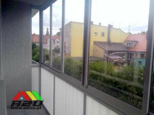 Bezramowy System A2U jest innowacyjnym całoszklanym systemem przesuwnym, zbudowany jest z indywidualnych paneli szklanych bez widocznych w pionie profili aluminiowych. Jest systemem modularnym dla zabudowy balkonów, tarasów, oraz wewnętrznych przegród. Został zaprojektowany tak, aby spełniać wymagania nowoczesnej lekkiej i transparentnej architektury www.all2u.pl