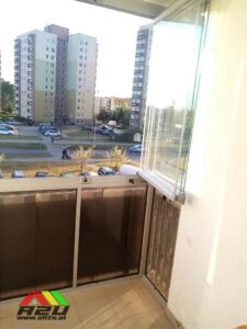 Bezramowy System A2U jest innowacyjnym całoszklanym systemem przesuwnym, zbudowany jest z indywidualnych paneli szklanych bez widocznych w pionie profili aluminiowych. Jest systemem modularnym dla zabudowy balkonów, tarasów, oraz wewnętrznych przegród. Został zaprojektowany tak, aby spełniać wymagania nowoczesnej lekkiej i transparentnej architektury www.all2u.pl