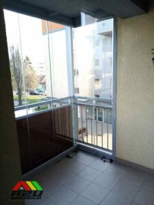 Bezramowy System A2U jest innowacyjnym całoszklanym systemem przesuwnym, zbudowany jest z indywidualnych paneli szklanych bez widocznych w pionie profili aluminiowych. Jest systemem modularnym dla zabudowy balkonów, tarasów, oraz wewnętrznych przegród. Został zaprojektowany tak, aby spełniać wymagania nowoczesnej lekkiej i transparentnej architektury. www.all2u.pl
